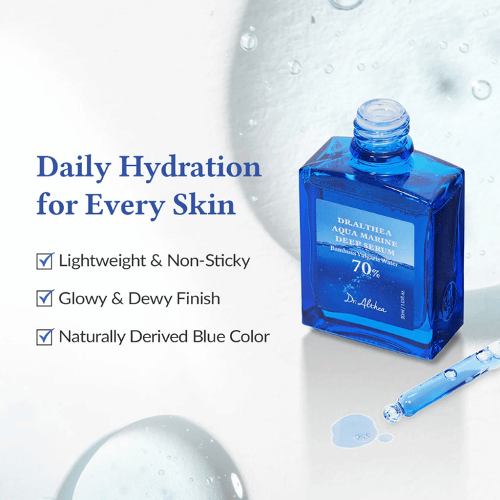 Dr. Althea Aqua Marine Deep Serum sinisessä lasipullossa pipetillä, kevyt ja ei-tahmea koostumus, joka tarjoaa päivittäistä kosteutusta, hehkuvan ja kasteisen lopputuloksen sekä luonnollisen sinisen värin kaikille ihotyypeille.