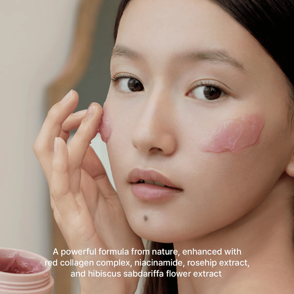Malli levittää Arencia Red Smoothie Serum 30 punaisella kollageeniyhdisteellä, niasiinilla, ruusunmarjalla ja hibiskuksella kiinteämmälle iholle.