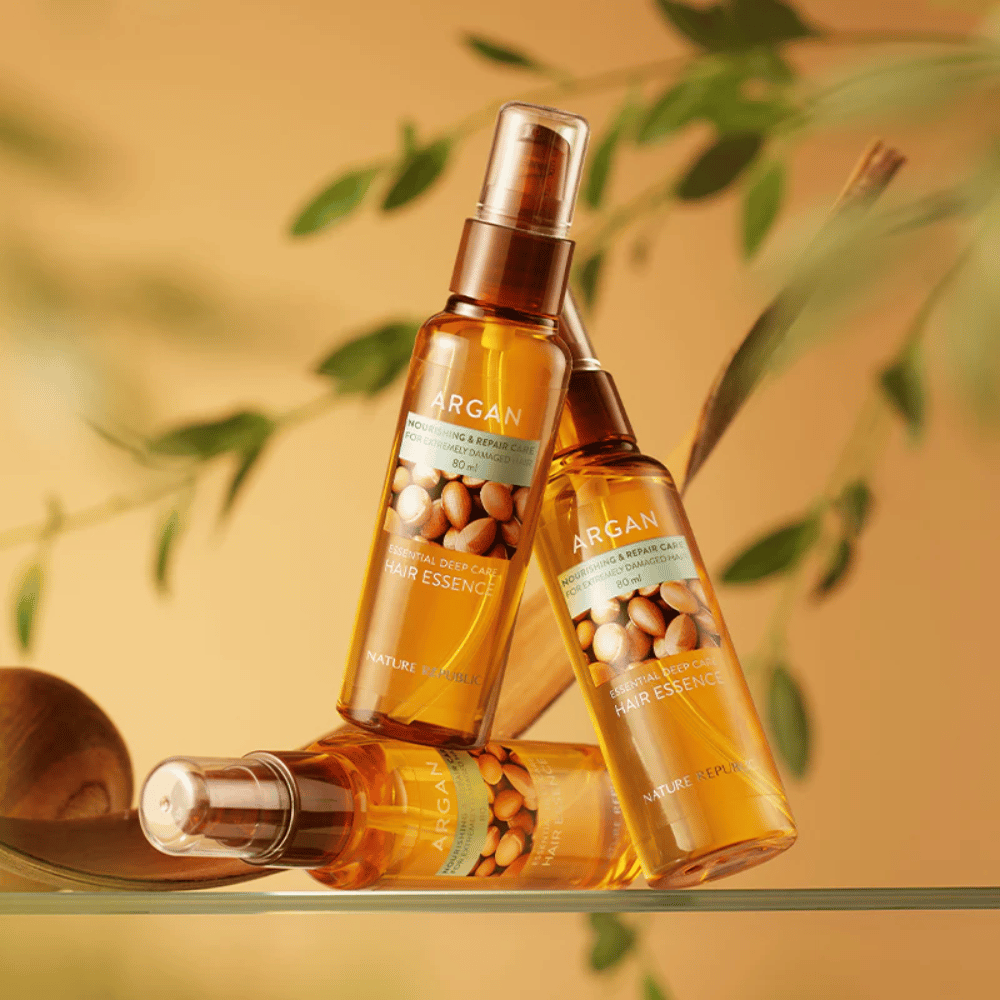 Kolme pulloa Nature Republic Argan Essential Moisture Hair Oil arganöljyllä – antaa ravintoa, kiiltoa ja korjaa vaurioituneita hiuksia.