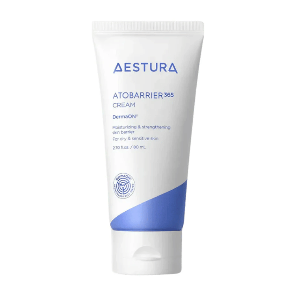 Aestura Atobarrier 365 Cream 80 ml:n tuubissa. Voide on suunniteltu kosteuttamaan ja vahvistamaan ihon suojakerrosta, erityisesti kuivalle ja herkälle iholle. Tuote tulee valkoisessa tuubissa, jossa on sinisiä yksityiskohtia, ja se sisältää DermaON™ optimaaliseen ihonhoitoon.