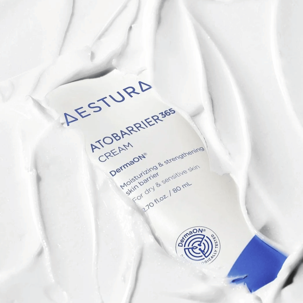 Aestura Atobarrier 365 Cream on täydellinen kuivalle ja herkälle iholle. DermaON™-teknologian ansiosta tämä voide kosteuttaa ja vahvistaa ihon suojakerrosta. Tuote näkyy täällä 80 ml:n tuubissa, joka on osittain peitetty omalla kermamaisella koostumuksellaan, mikä korostaa sen rikkaita, kosteuttavia ominaisuuksia.