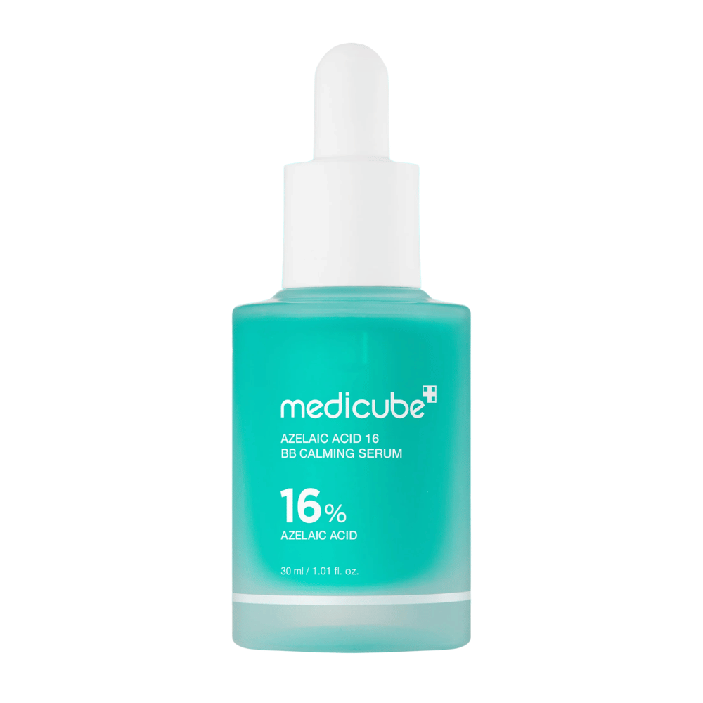 Vapaasti rajattu tuotekuva tuotteesta Medicube Azelaic Acid 16 BB Calming Serum, jossa on 16 % atselaiinihappoa, turkoosissa pipettipullossa rauhoittavaan ja tasapainottavaan ihonhoitoon.