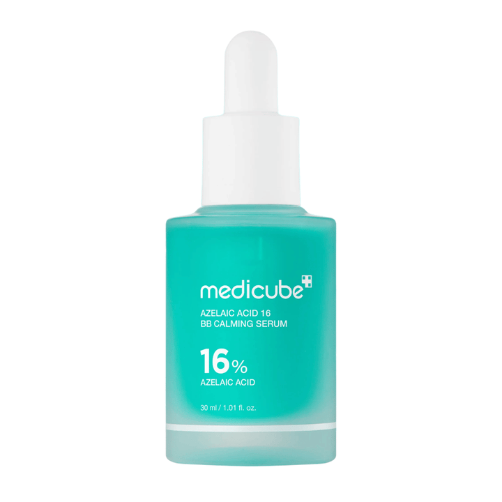 Vapaasti rajattu tuotekuva tuotteesta Medicube Azelaic Acid 16 BB Calming Serum, jossa on 16 % atselaiinihappoa, turkoosissa pipettipullossa rauhoittavaan ja tasapainottavaan ihonhoitoon.