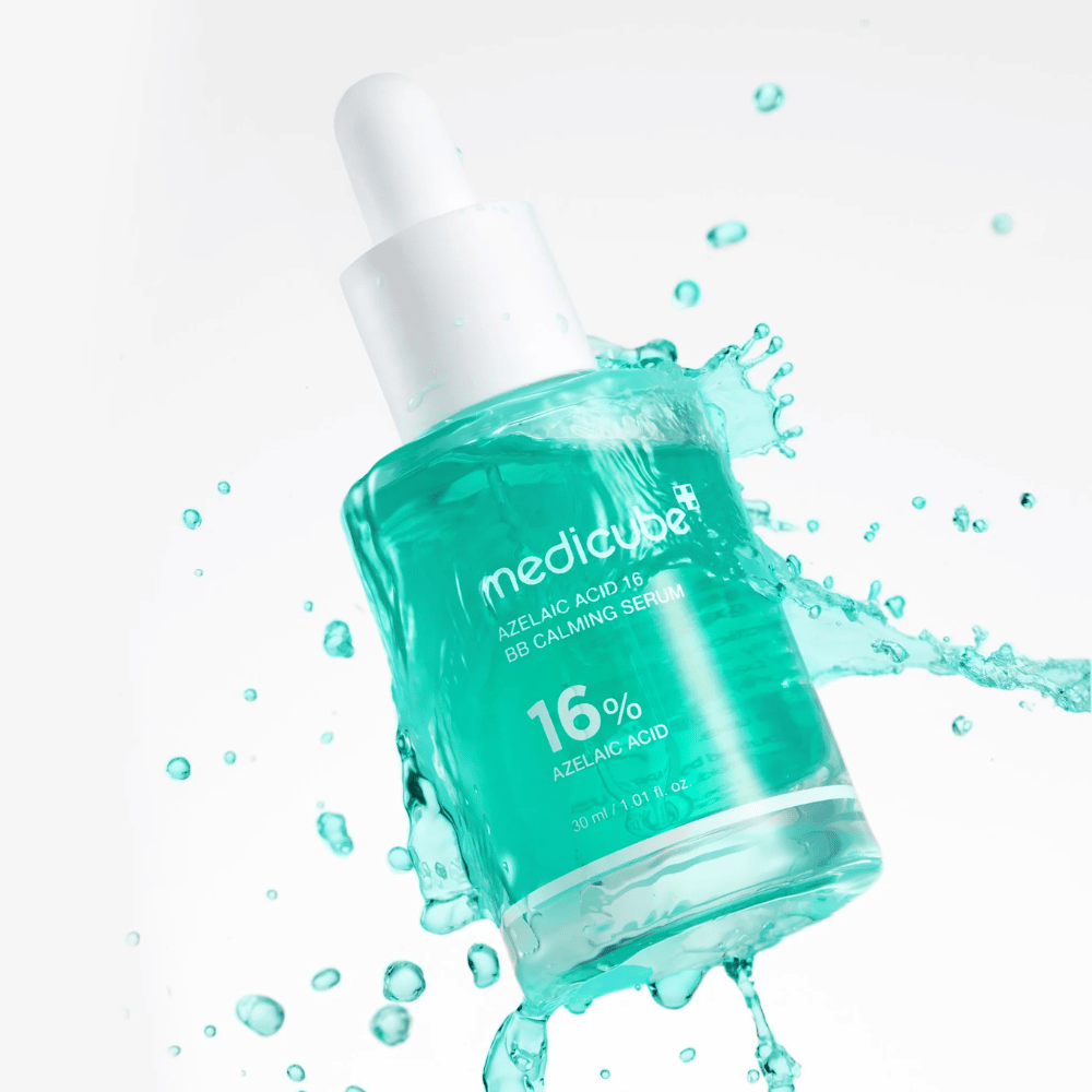 Dynaaminen tuotekuva tuotteesta Medicube Azelaic Acid 16 BB Calming Serum, jota ympäröivät vesiroiskeet tuoden esiin raikkaan, kevyen ja kosteuttavan tunteen.