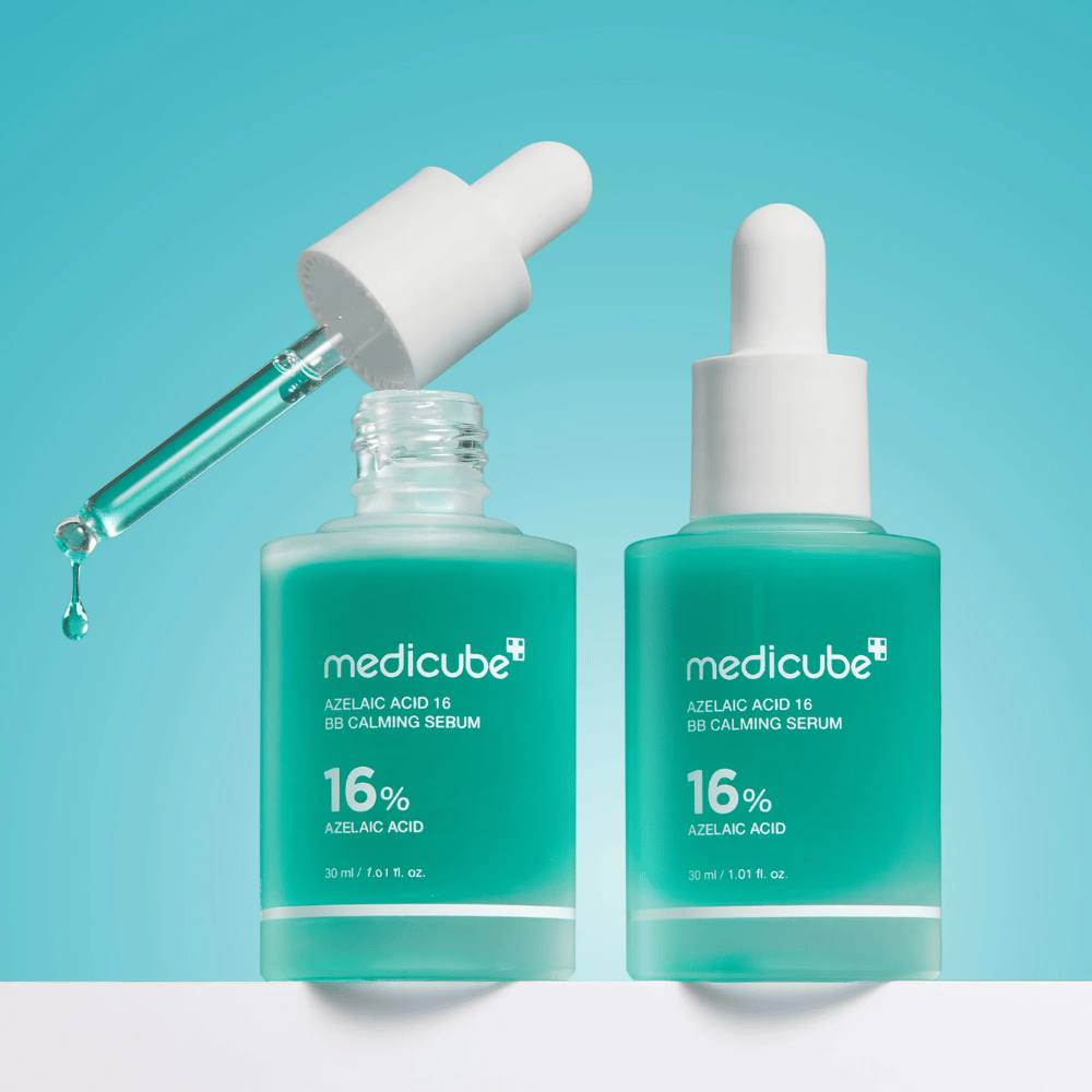 Yksityiskohtakuva tuotteesta Medicube Azelaic Acid 16 BB Calming Serum, jossa on avoin pipetti ja seerumipisaroita, jotka osoittavat kevyen nestemäisen koostumuksen ja hygieenisen levityksen.