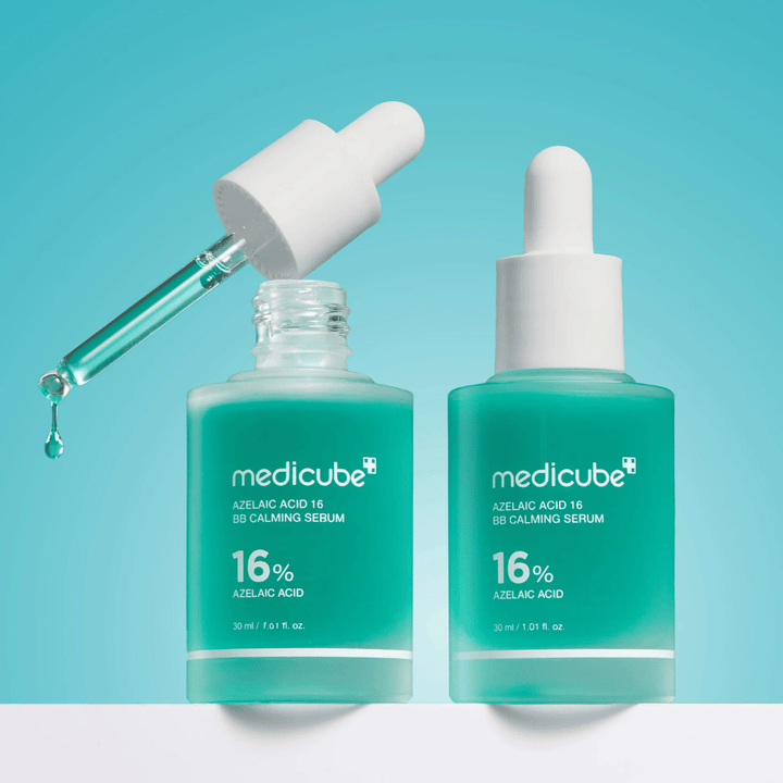 Yksityiskohtakuva tuotteesta Medicube Azelaic Acid 16 BB Calming Serum, jossa on avoin pipetti ja seerumipisaroita, jotka osoittavat kevyen nestemäisen koostumuksen ja hygieenisen levityksen.