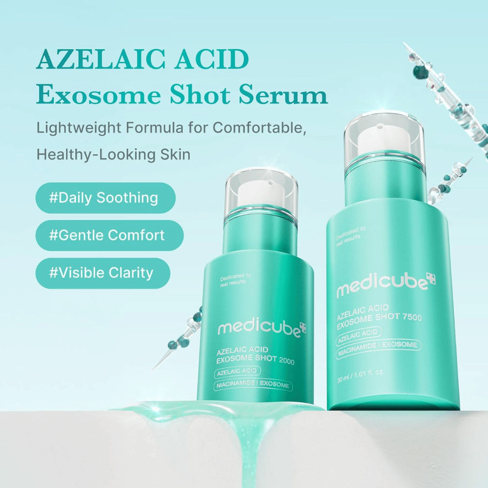 Tuotekuva, jossa näkyvät sekä Azelaic Acid Exosome Shot 2000 että 7500. Turkoosi muotoilu vahvistaa tuotteen raikasta ja rauhoittavaa profiilia, kun taas viestit päivittäisestä hoidosta, mukavuudesta ja parantuneesta ihon kirkkaudesta korostuvat. Koristeelliset kuvitukset spikuleista ja seerumitipoista antavat tieteellisen ja edistyksellisen vaikutelman.