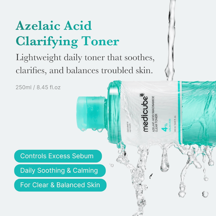 Medicube Azelaic Acid Niacinamide Clear Toner 4 % juoksevan veden kanssa, mikä esittelee rauhoittavan kasvoveden talintuotannon tasapainottamiseen, epäpuhtauksien vähentämiseen ja kirkkaamman ihon saamiseksi.