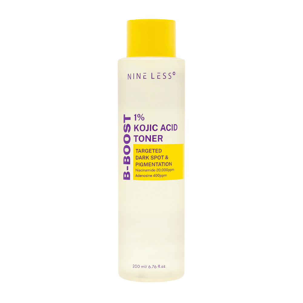 Tuotekuva NINE LESS B-Boost 1% Kojic Acid Toner, vaaleankeltainen pullo, jossa on keltainen korkki ja violetti teksti. Toner, joka sisältää kojic-happoa ja niasiiniamidia, vähentää pigmenttiläiskiä.