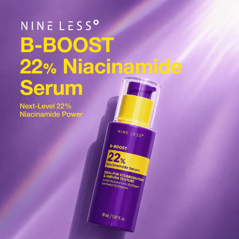 6. NINE LESS B-Boost 22% Niacinamide Serum – violetti seerumipullo keltaisella etiketillä näkyviä ihohuokosia vastaan