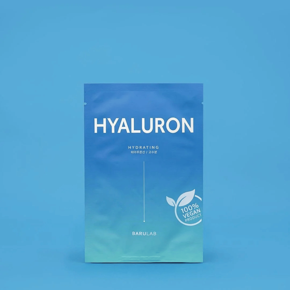Pakkaus BARULAB "HYALURON Hydrating" -naamiota, merkittynä "100% Vegan Product", yhtenäisen sinisen taustan edessä. Pakkauksessa on värigradientti tummansinisestä vaaleansiniseen.