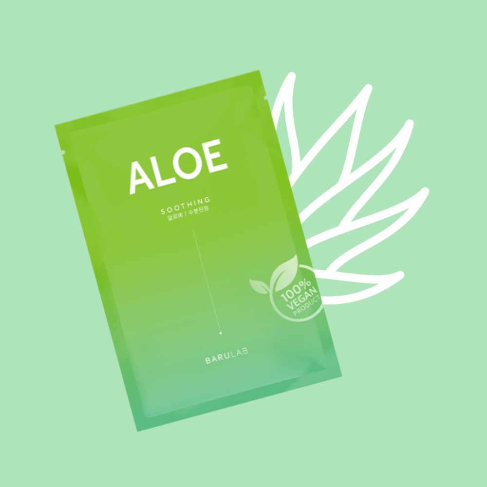 Pakkaus BARULAB-tuotteesta "Aloe Soothing" maski näkyy aloe vera -lehtien kuvituksen edessä. Tuote on merkitty "100% Vegan Product" pehmeää vihreää taustaa vasten.
