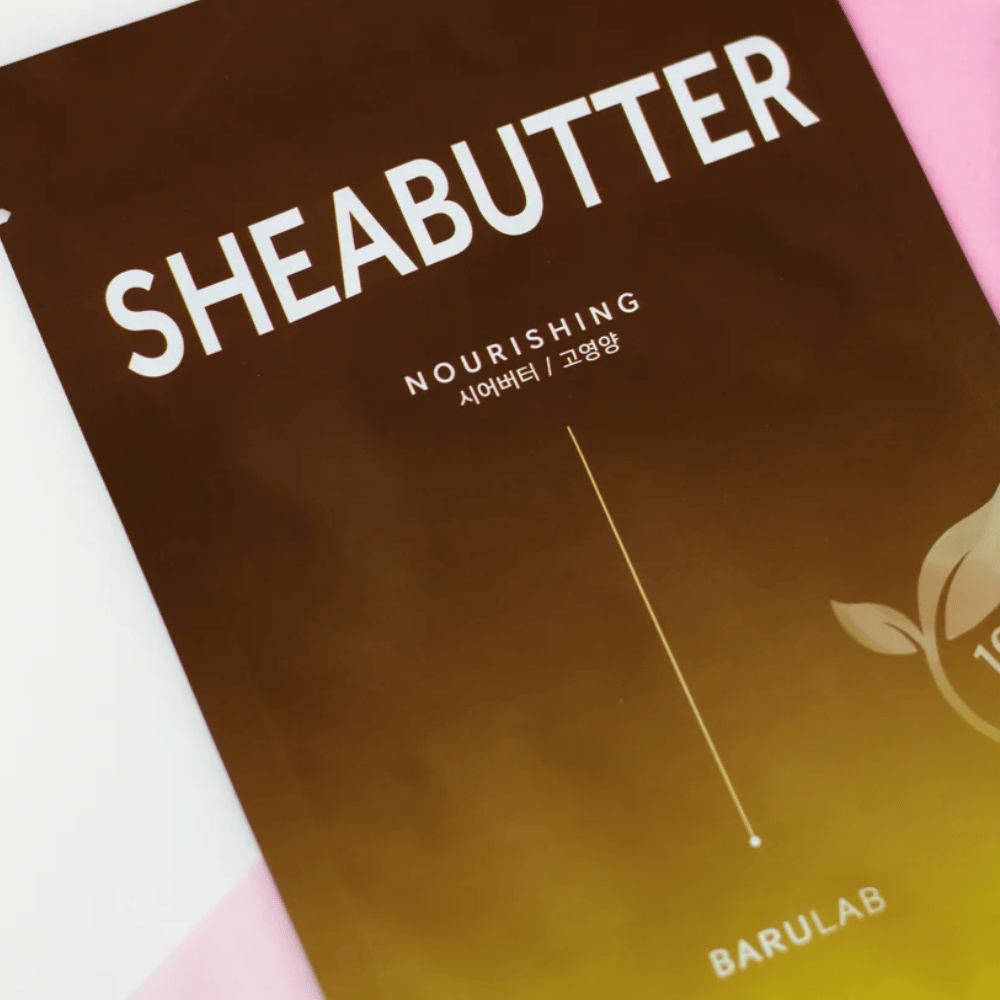 Lähikuva BARULAB "SHEABUTTER Nourishing" -maskin pakkauksesta. Tuote on merkitty "100% Vegan Product" ja siinä on värigradientti tummanruskeasta vaaleanruskeaan.