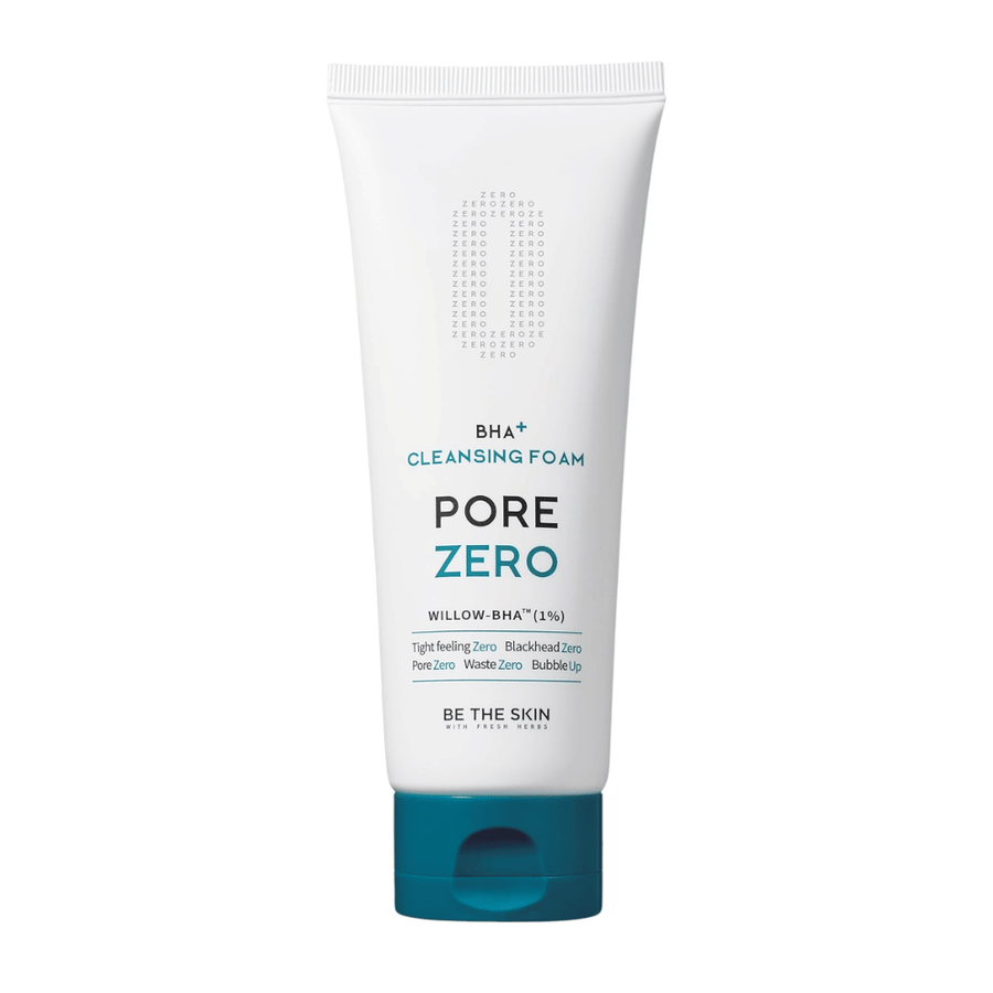 Valkotaustainen tuotekuva tuotteesta Be The Skin Pore Zero BHA+ Cleansing Foam, jossa on valkoinen tuubi ja sininen korkki. Minimalistinen design korostaa tuotteen modernia ja kliinistä estetiikkaa sekä keskittymistä ihohuokosten hoitoon ja hellävaraiseen kuorintaan.