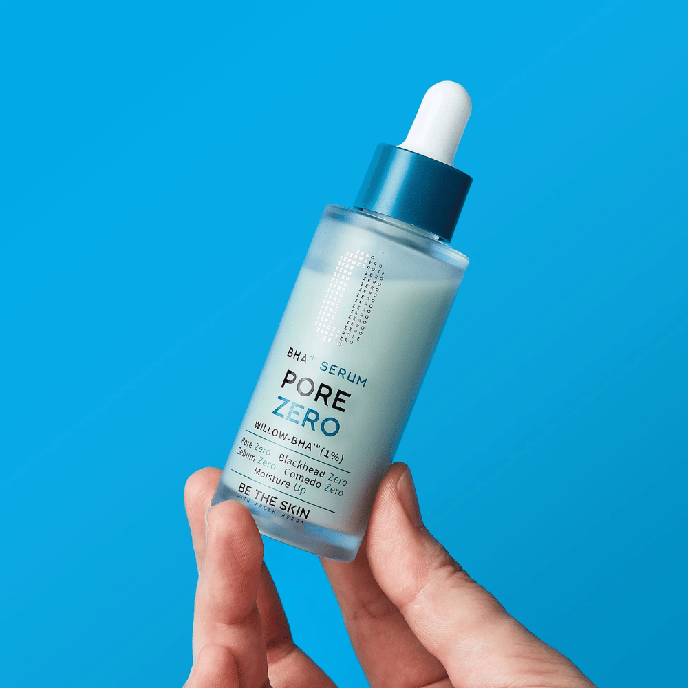 Be The Skin BHA+ Pore Zero Serum pidetään kädessä sinistä taustaa vasten
