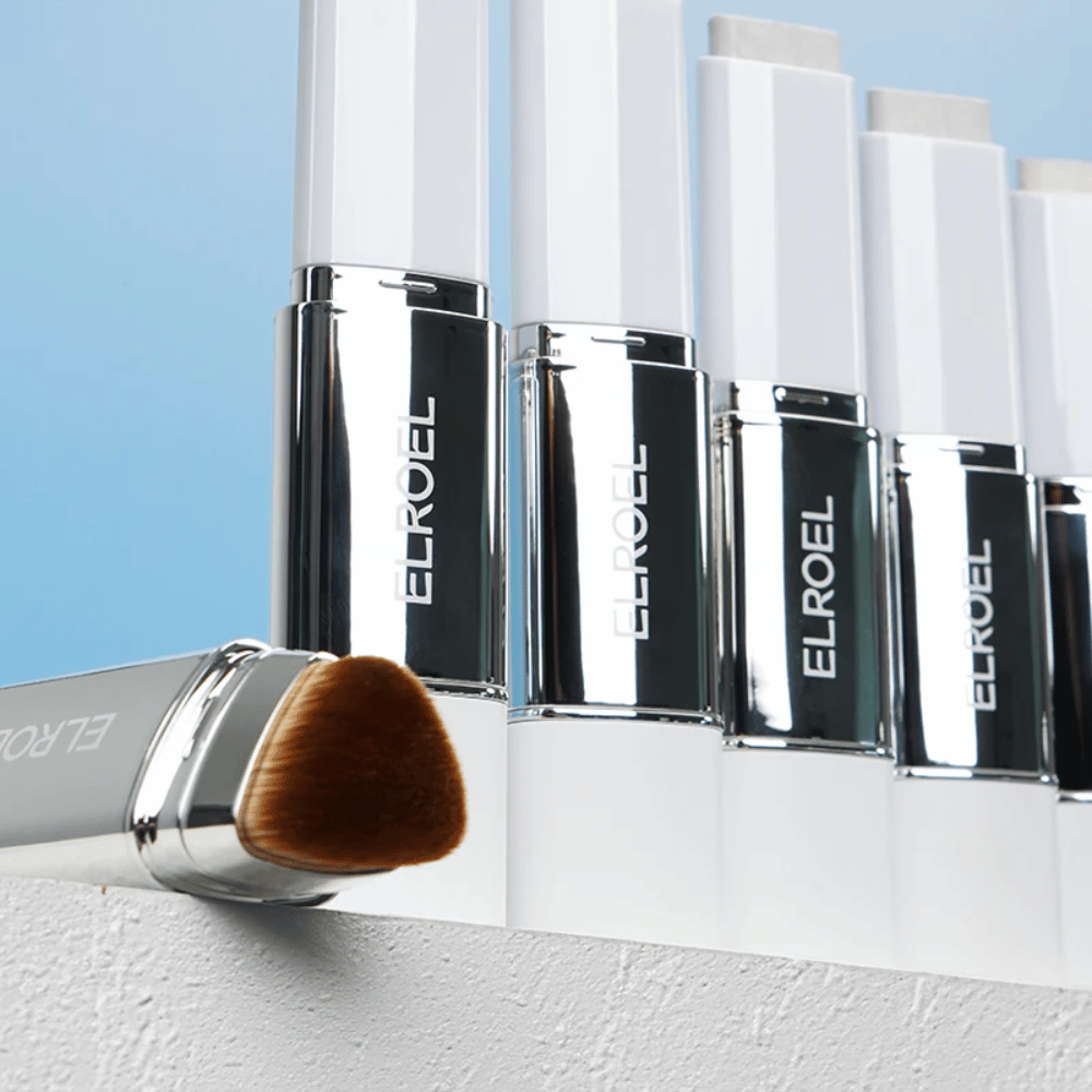 ELROEL Blanc Cover Cream Stick concealer useilla sävyillä levitettynä swatchina, joka näyttää värin, peittävyyden ja kermaisen koostumuksen.