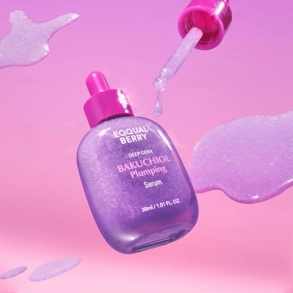 Equal Berry Bakuchiol Plumping Serum purppuranvärisessä pullossa, jossa on vaaleanpunainen pipetti. Seerumitipat ja tausta pehmeissä vaaleanpunaisissa sävyissä ylellisen tunteen luomiseksi.
