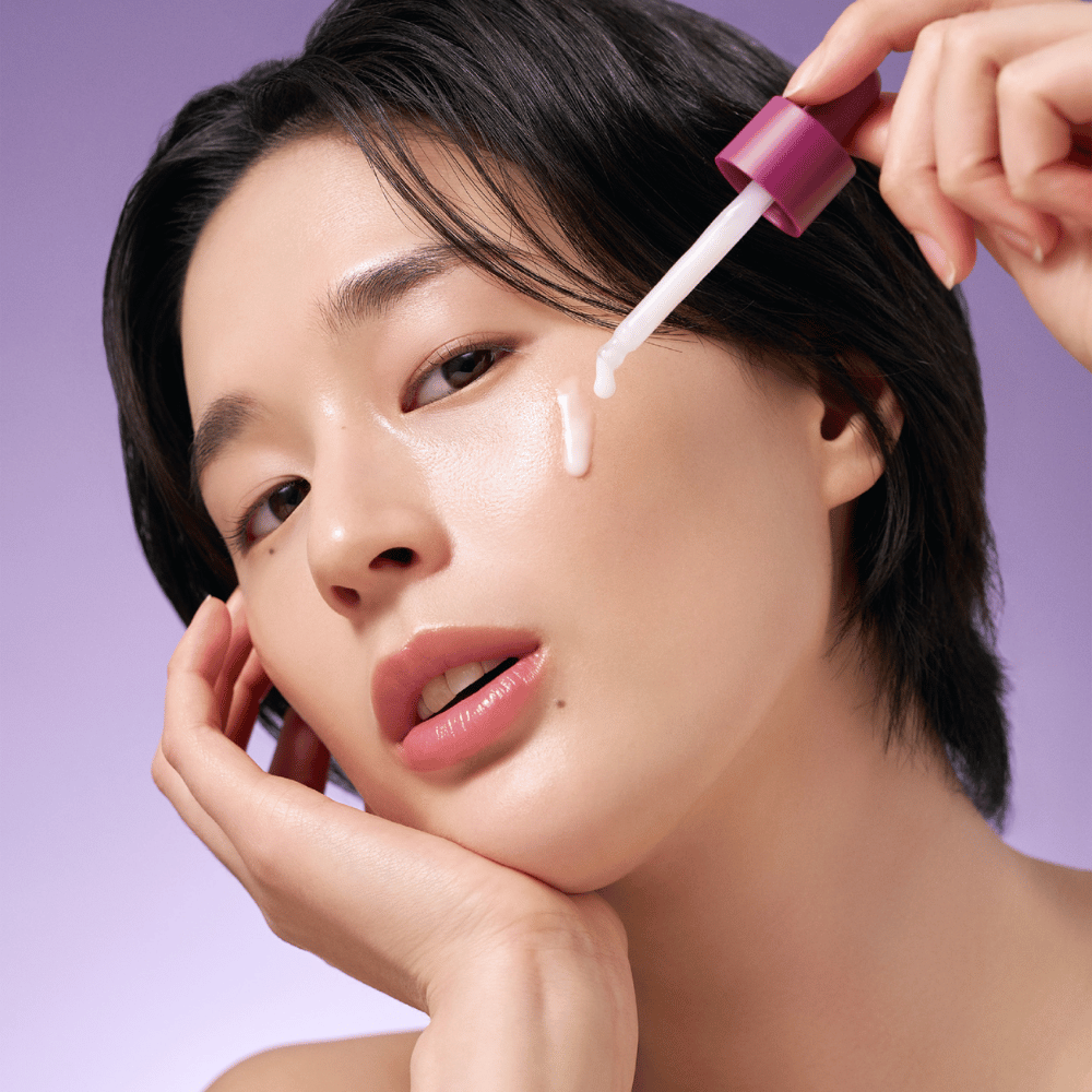 Bakuchiol Timeless Bloom Revitalizing Serum on luonnollinen vaihtoehto retinolille, joka auttaa vähentämään hienoja juonteita ja epätasaista ihonsävyä. Miedon koostumuksensa ansiosta se on täydellinen herkälle iholle ja antaa säteilevän, kosteutetun ilmeen.