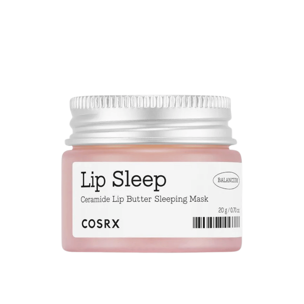 COSRX Lip Sleep Ceramide Lip Butter Sleeping Mask vaaleanpunaisessa purkissa hopeakannella. Hajusteeton, ravitseva yönaamio pehmeille, kosteutetuille huulille.