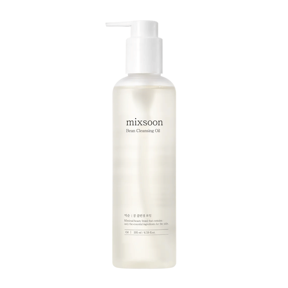 Läpinäkyvä pullo, jossa on valkoinen pumppu ja etiketti, joka näyttää tekstin "mixsoon Bean Cleansing Oil". Pullo sisältää vaalean, lähes läpikuultavan nesteen ja sillä on puhdas, minimalistinen muotoilu. Etiketti ilmoittaa, että kyseessä on puhdistusöljy ja ilmoittaa myös tilavuuden olevan 195 ml. Tausta on täysin valkoinen, mikä korostaa tuotteen yksinkertaisuutta ja puhtautta.