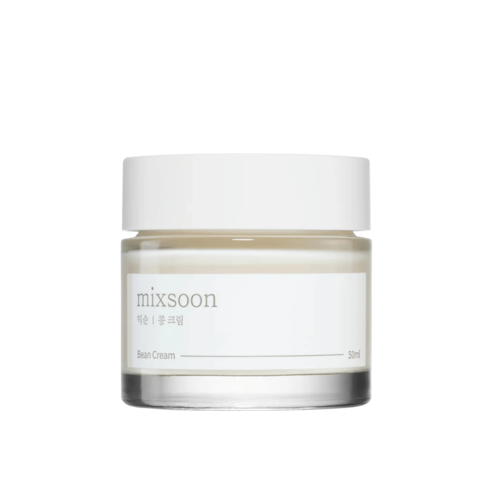 Purkillinen, jossa on valkoinen kansi ja etiketti, jossa lukee teksti "mixsoon 팥 크림" ja "Bean Cream" sekä tilavuusmerkintä "50ml". Purkki on osittain läpinäkyvä ja sisältää valkoista voidetta. Muotoilu on yksinkertainen ja moderni, ja siinä on puhdas valkoinen tausta, joka korostaa tuotetta.