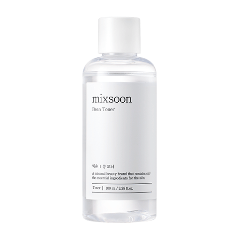 Läpinäkyvä muovipullo, jossa on valkoinen korkki ja valkoinen etiketti, jossa lukee "mixsoon Bean Toner". Merkin nimen alla on kuvaus koreaksi ja teksti "A minimal beauty brand that contains only the essential ingredients for the skin". Tuote on kasvovesi ja sisältää 100 ml / 3,38 fl oz. Pullo ja etiketti ovat puhtaan ja minimalistisen näköisiä ja ne on kuvattu täysin valkoista taustaa vasten.