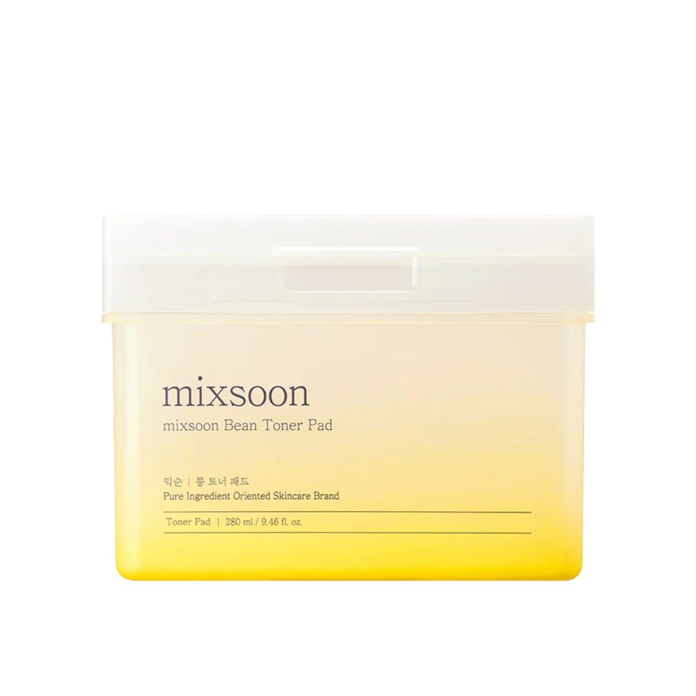"Nelikulmainen, läpinäkyvä säiliö, jossa on Mixsoon Bean Toner Pad. Säiliöllä on kellertävä sävy ja teksti, joka kuvaa tuotetta, mukaan lukien tilavuus 280 ml (9.46 fl. oz).