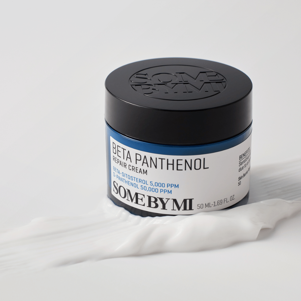 SOME BY MI Beta Panthenol Repair Cream sinisessä purkissa voidekoostumuksen päällä – rauhoittava ja kosteuttava ihovoide.