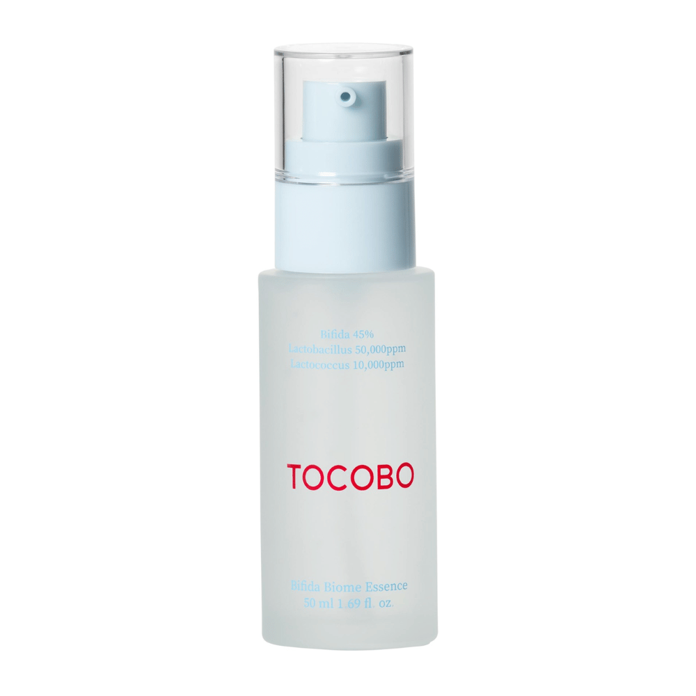TOCOBO Bifida Biome Essence huurretussa pumppupullossa, jossa on vaaleansininen yläosa ja läpinäkyvä kansi. Pullon teksti osoittaa, että se sisältää 45 % Bifidaa, Lactobacillusta ja Lactococcusta, 50 ml.
