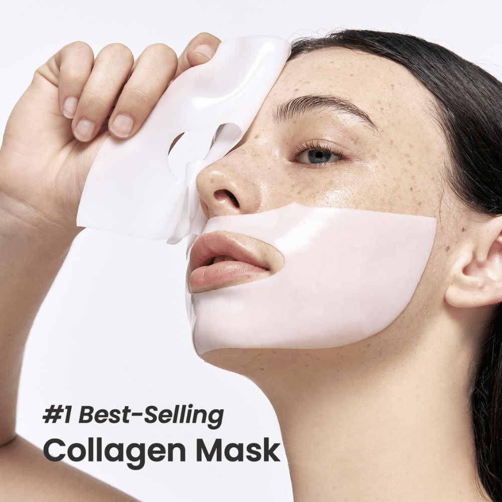 Kuva näyttää nuoren naisen, joka levittää Bio-Collagen Real Deep Mask Biodance, kasvomaskia, jota mainostetaan "#1 Best-Selling Collagen Mask". Maski on valkoinen ja peittää hänen poskensa ja suunsa, korostaen sen suosiota ja tehokkuutta ihonhoidossa.