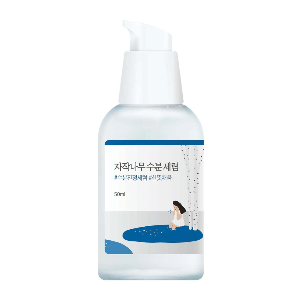Round Lab Birch Juice Moisturizing Serum läpinäkyvässä pumppupullossa, jossa on sininen ja valkoinen etiketti sekä koivun ja tytön kuva, valkoisella taustalla.