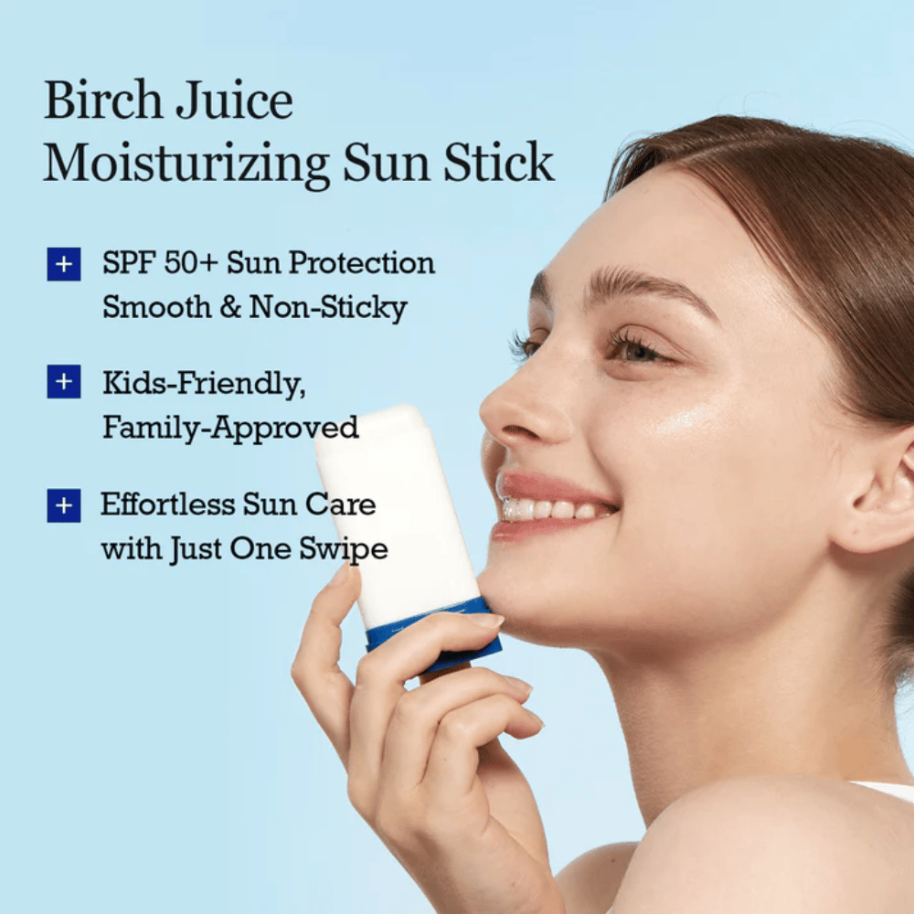 Henkilö levittää ROUND LAB Birch Juice Moisturizing Sun Stick kasvoille saadakseen sileän, kosteuttavan aurinkosuojan