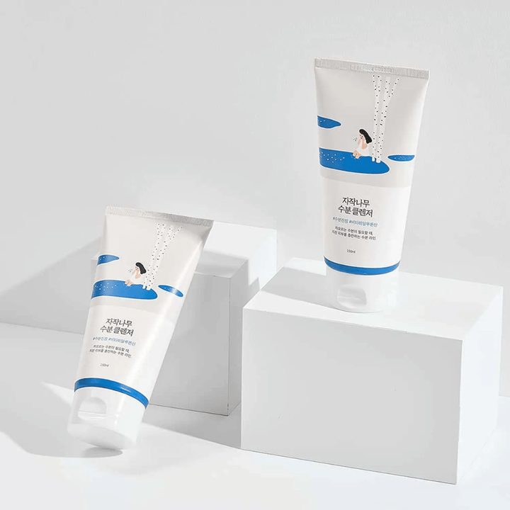 ROUND LAB Birch Juice Moisturizing Cleanser kahdessa tuubissa valkoisella taustalla, hellävarainen ja kosteuttava kasvojenpuhdistusaine koivunmahlalla, joka puhdistaa hellävaraisesti ja sopii kaikille ihotyypeille, myös herkälle iholle.