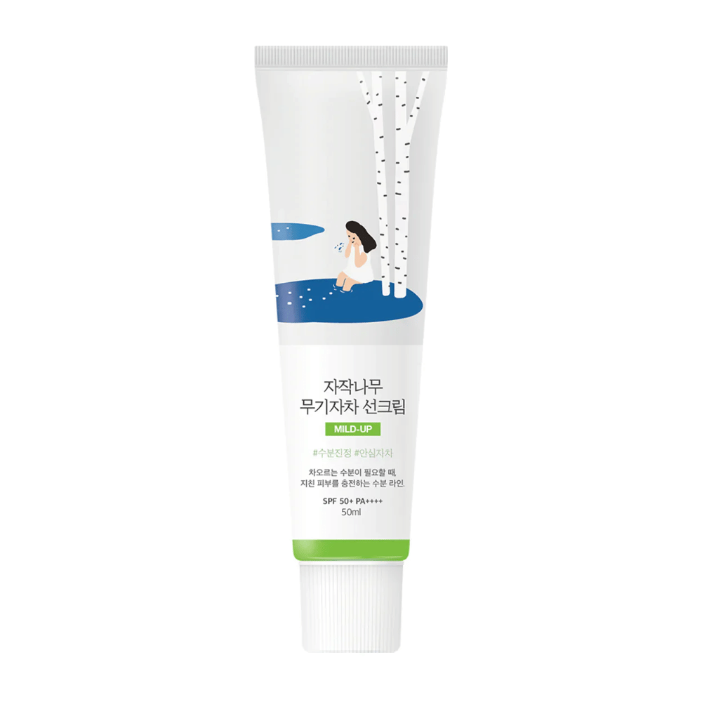 Birch Juice Moisturizing Mild Up Sunscreen SPF 50+ PA++++ – aurinkovoide valkoisessa tuubissa, jossa on piirros koivuista ja tytöstä veden äärellä, 50 ml.