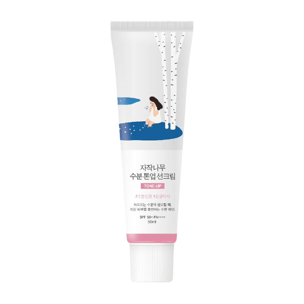 Valkoinen putki, jossa on Birch Juice Moisturizing Tone Up Sunscreen. Putkessa on kuva naisesta, joka istuu koivun vieressä vesilätäkön äärellä. Putken teksti on koreaksi ja ilmoittaa, että tuote on SPF 50+ PA++++ ja sisältää 50 ml.