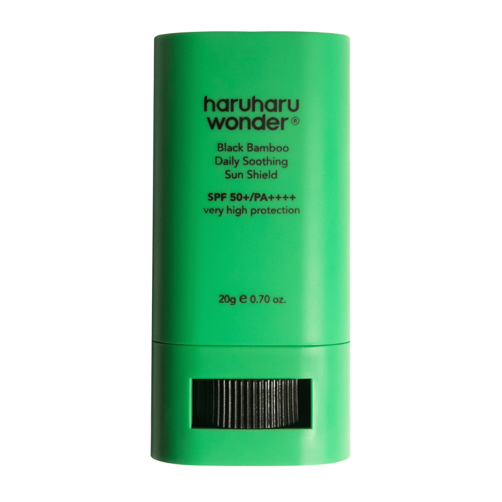 Haruharu Wonder Black Bamboo Daily Soothing Sun Shield – vihreä aurinkosuojapuikko SPF 50+ PA++++ ja erittäin korkea suoja, esitetty edestä, kierretoiminto näkyvissä alhaalla.