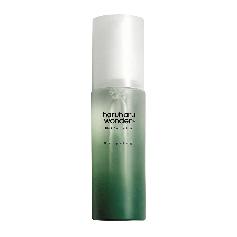 Kuva HaruHaru Wonder Black Bamboo Mist, joka näkyy tyylikkäässä ja modernissa pullossa. Tuote on kosteuttava sumu, jossa on vihreän sävyjä, jotka viestivät raikkaudesta ja luonnosta. Pullossa on valkoinen pumppu ja se on suunniteltu antamaan iholle syvää kosteutusta innovatiivisen tekniikan avulla.