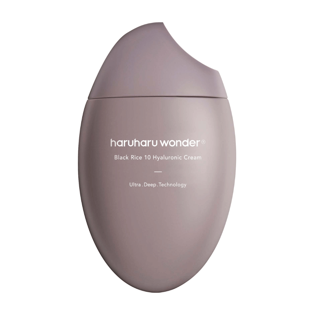 Sileä ja tyylikäs pakkaus "Haruharu Wonder Black Rice 10 Hyaluronic Cream", merkitty valkoisella tekstillä. Pakkaus käyttää "Ultra Deep Technology" -tekniikkaa, mikä viittaa edistyneeseen kaavaan ihon syväkosteutukseen.