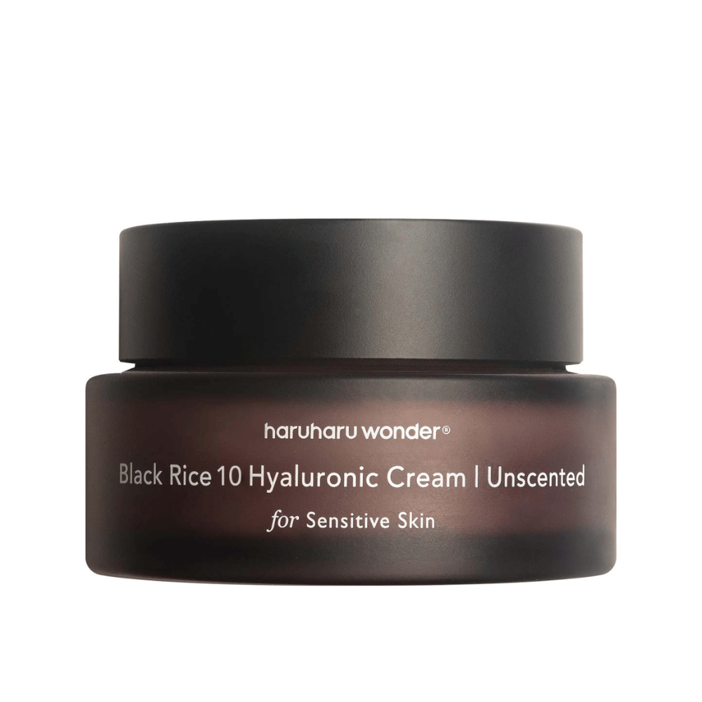 Kuva näyttää ihovoidepurkin merkiltä haruharu wonder. Tuotteen nimi on "Black Rice 10 Hyaluronic Cream" ja se on erityisesti kehitetty herkälle iholle, mikä käy ilmi tekstistä.