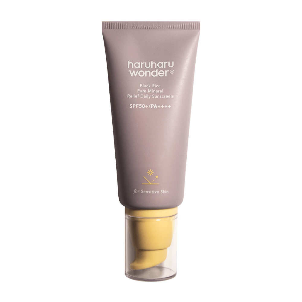 Lila putkilo, jossa on Haruharu Wonder Black Rice Pure Mineral Relief Daily Sunscreen SPF 50+ PA++++. Putkilossa on läpinäkyvä korkki ja teksti, joka kuvaa aurinkovoiteen korkeaa suojaustasoa, erityisesti herkälle iholle.