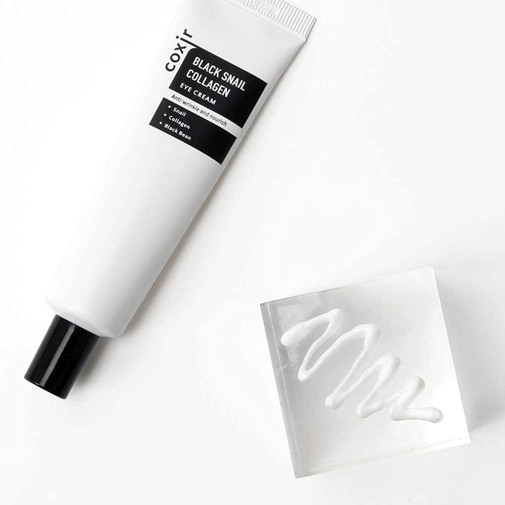 Tämä on kuva "Black Snail Collagen Eye Cream". Se on silmänympärysvoide, joka sisältää ainesosia kuten etanauutetta ja kollageenia, jotka tunnetaan kosteuttavista ja ravitsevista ominaisuuksistaan. Tuotetta markkinoidaan ihon elastisuuden ja ravitsemuksen parantamiseen.