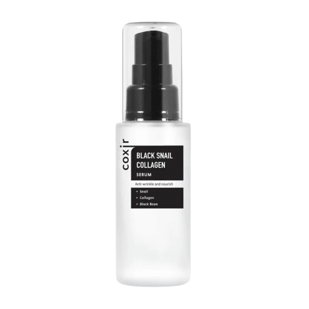 Kuva näyttää pullon "Black Snail Collagen Serum". Tuote on tarkoitettu ihonhoitoon, sillä on ryppyjä estäviä ominaisuuksia ja se on ravitseva. Korostetut ainesosat ovat etanauute, kollageeni ja mustapapu.