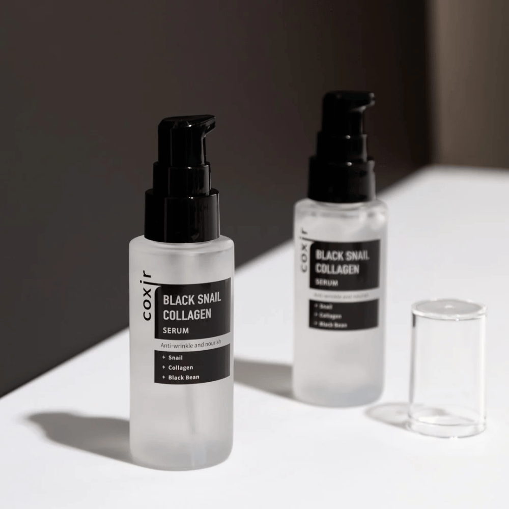  Kuva näyttää kaksi pulloa "Black Snail Collagen Serum". Seerumi on markkinoitu ryppyjä estävänä ja ravitsevana, ja sen ainesosat ovat etanauute, kollageeni ja mustapapu.