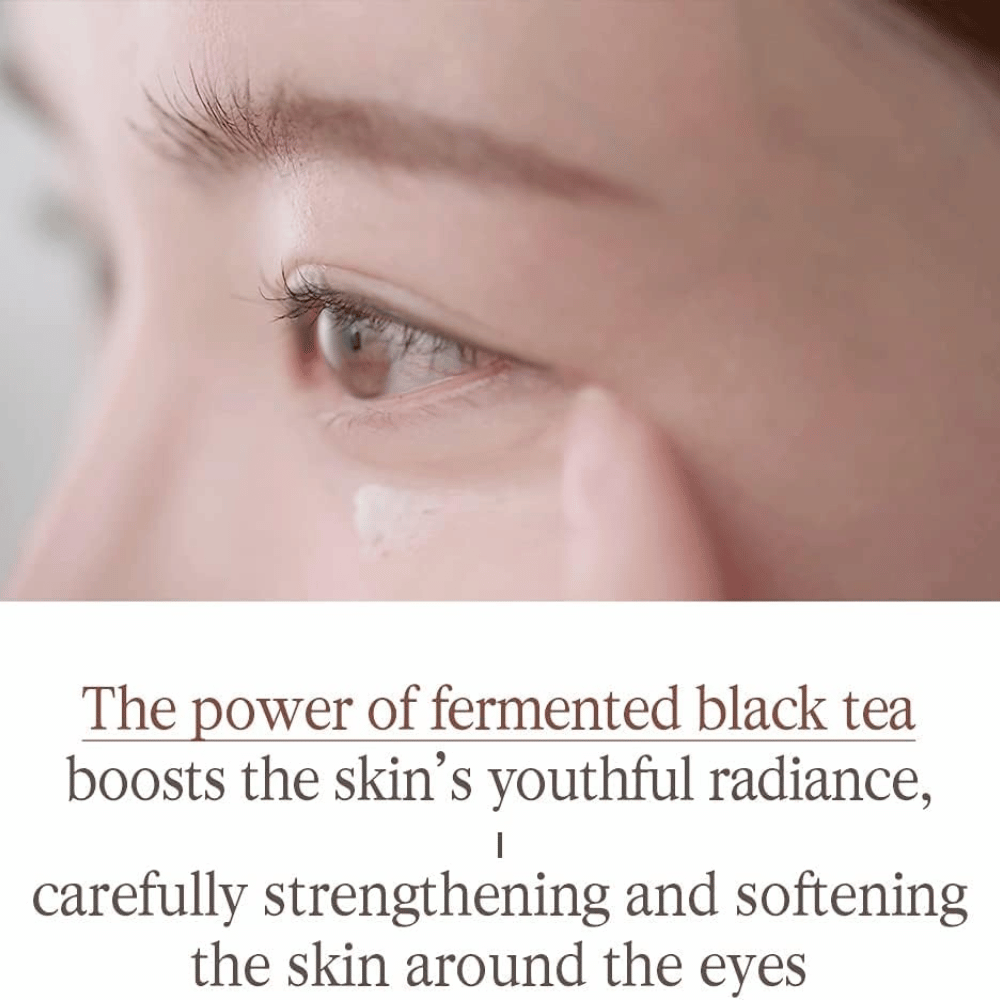 Pyunkang Yul Black Tea Time Reverse Eye Cream fermentoidulla mustalla teellä, joka hoitaa herkkää silmänympärysihoa ja auttaa tekemään ihon tunteesta pehmeämmän.