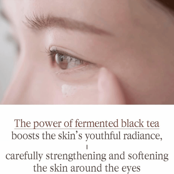 Pyunkang Yul Black Tea Time Reverse Eye Cream fermentoidulla mustalla teellä, joka hoitaa herkkää silmänympärysihoa ja auttaa tekemään ihon tunteesta pehmeämmän.