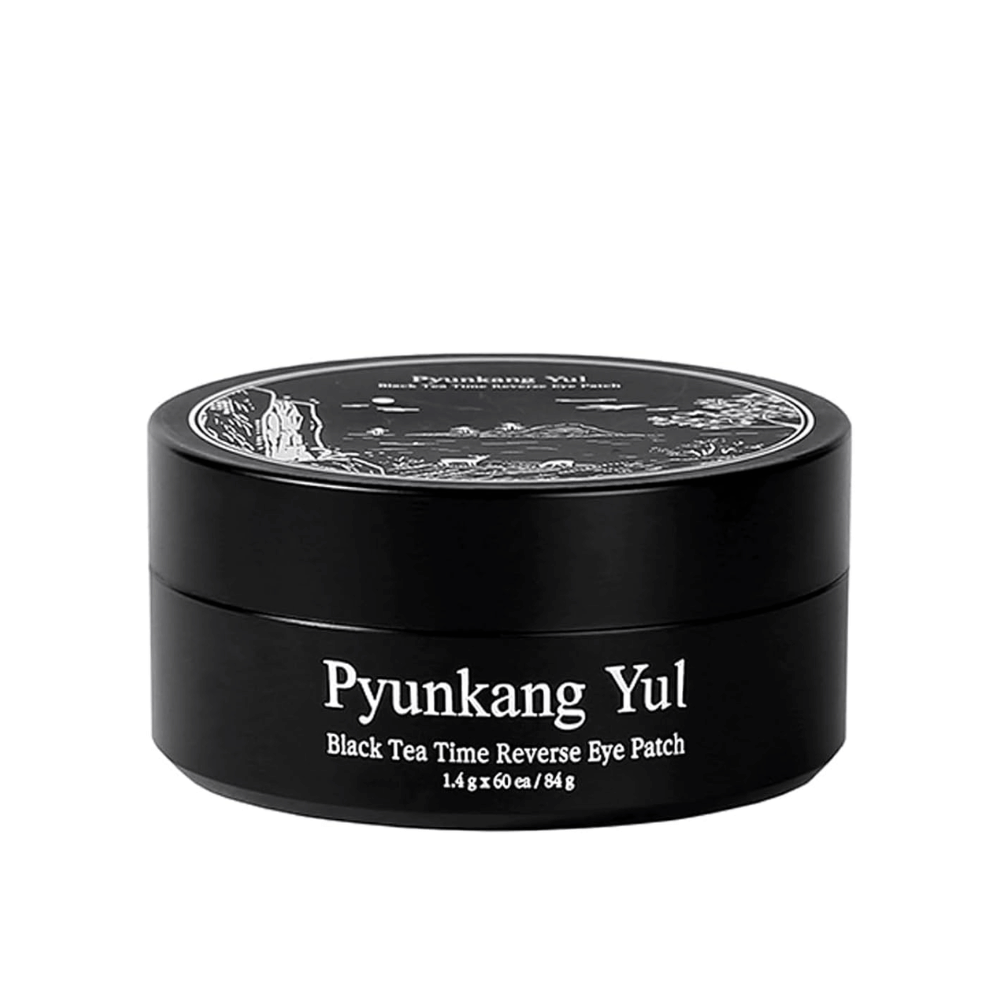 Valkotaustaa vasten irrotettu tuotekuva tuotteesta Pyunkang Yul Black Tea Time Reverse Eye Patch mustassa pakkauksessa, jossa on tyylikäs ja minimalistinen muotoilu.