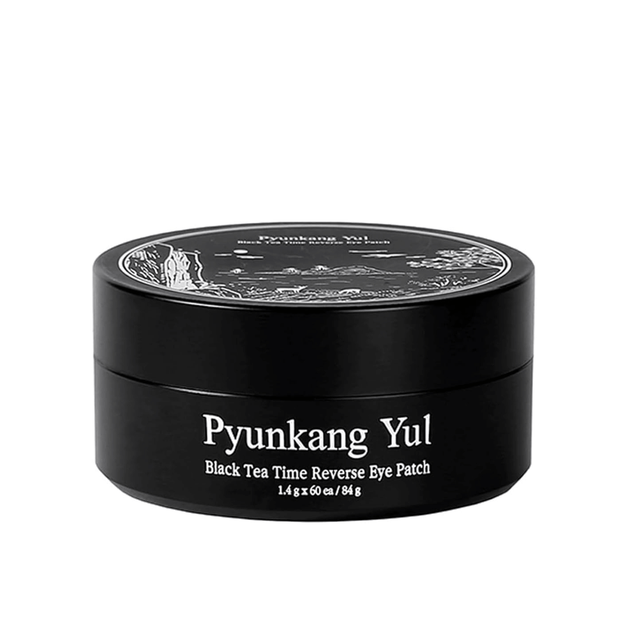 Valkotaustaa vasten irrotettu tuotekuva tuotteesta Pyunkang Yul Black Tea Time Reverse Eye Patch mustassa pakkauksessa, jossa on tyylikäs ja minimalistinen muotoilu.