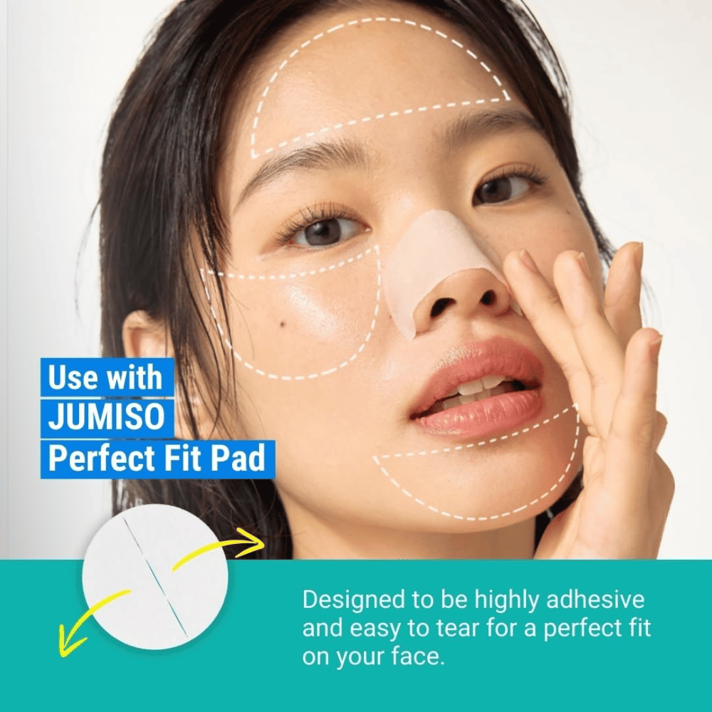 Nainen levittää JUMISO Blackhead Melting Softeneria Perfect Fit Padilla. Tuote liuottaa mustapäät ja mukautuu täydellisesti kasvoihin.