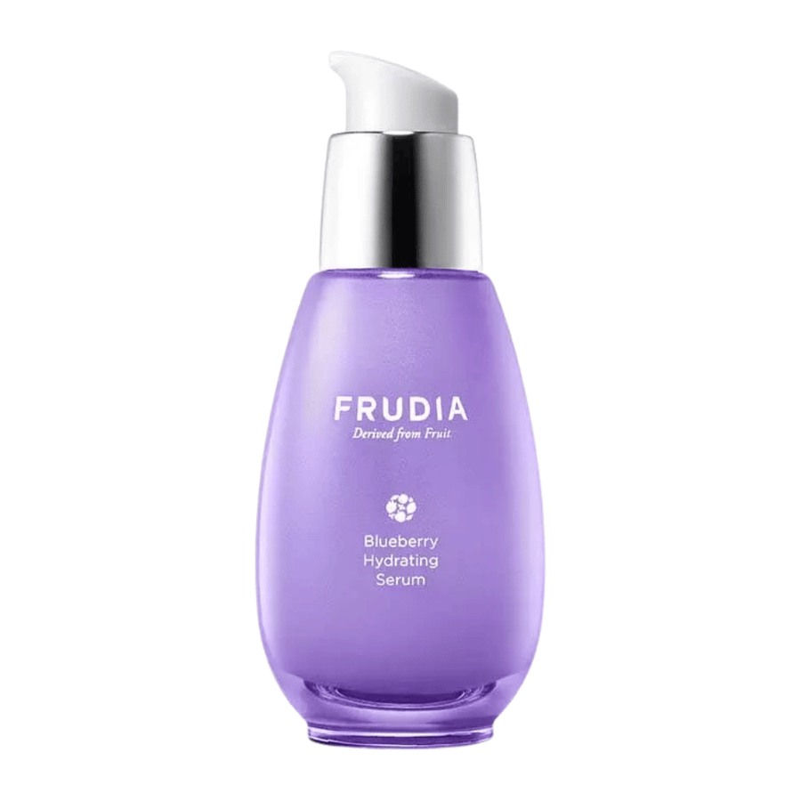 FRUDIA Blueberry Hydrating Serum lilassa pullossa pumpulla, kosteuttava kasvoseerumi mustikkauutteella, joka vahvistaa ihon suojakerrosta ja antaa pehmeän, kirkkaan ihon.