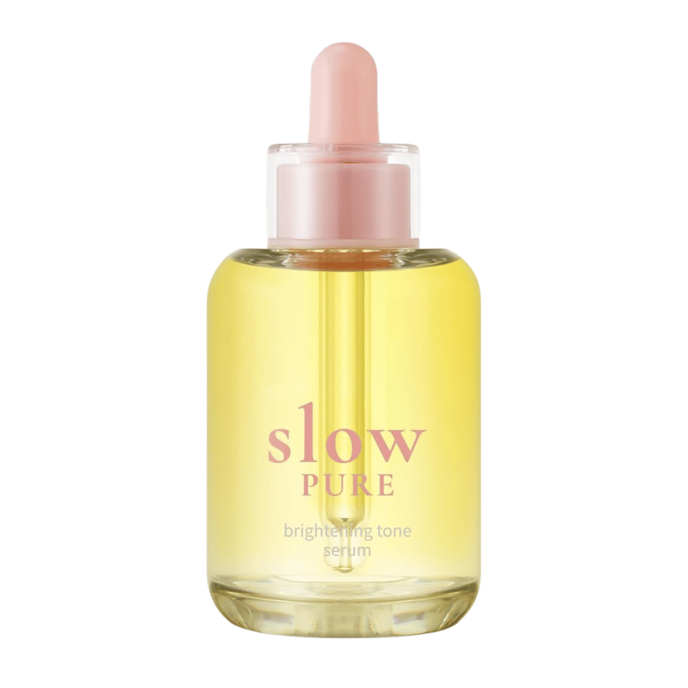 Slow Pure Brightening Tone Serum kirkkaassa lasipullossa pipetillä, täynnä hehkua antavaa keltaista seerumia.
